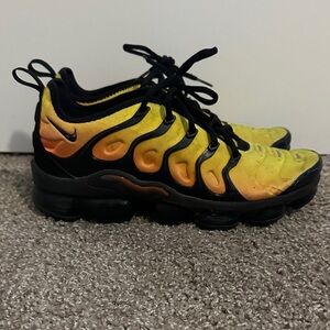 Nike Men's Yellow and Orange Athletic Shoes